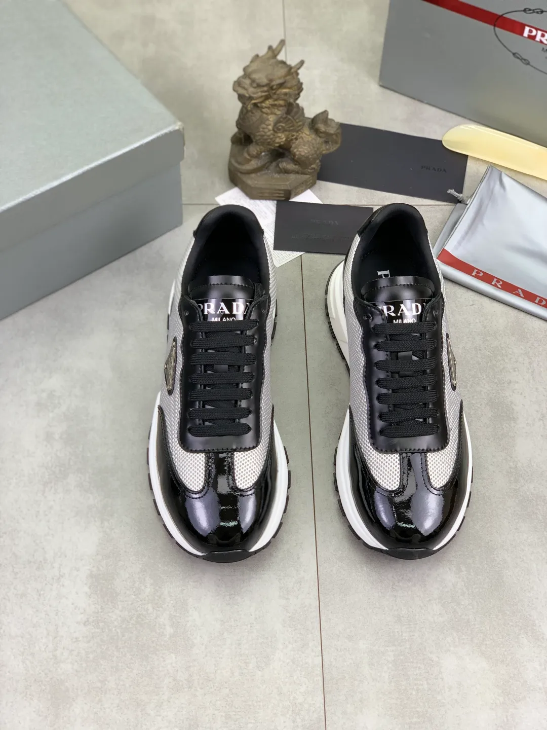 Men's Men's Shoes 💰P600 💰【New Style】 The latest model of high-quality PRADA classic men's shoes has been launched on the official website at 1:1, synchronized in Hong Kong, and on the same catwalk; all made of calfskin➕imported cowhide lining, 🍡🍡original rubber outsole, non-slip and wear-resistant; comfortable on the feet, attractive style, fine workmanship, and simple and neat shoe lasts, showing the courage and toughness of men, 👍Size: 39-44 (45 can be customized) black White color🉑️choose